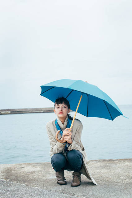 「ボンボンストアの傘 2015」　海、空、地球、を感じさせる「ブルー」。夏に引きつづき冬にも取り入れたい。襟をたてたコートにスカーフできゅっと小さく巻いたらこんなに素敵になる