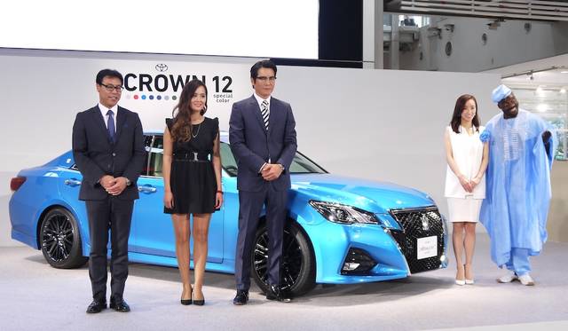 左から、クラウン開発担当の秋山晃チーフエンジニア、日仏ハーフのシンガーソングライターでありCMのコーディネーターを務めたミシェル・ミチナ氏、新型クラウンのCMに出演する豊川悦司氏、発表会のMCを担当した西尾由佳理氏、故郷ナイジェリアの民族衣装をまとったボビー・オロゴン氏