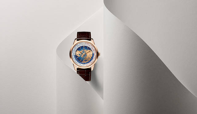 <strong>ジオフィジック・ユニバーサルタイム</strong><br />ケース｜18Kピンクゴールド<br />直径｜41.6mm<br />厚さ｜11.84mm<br />ムーブメント｜自動巻き（Cal.772）<br />機能｜ワールドタイム（世界24タイムゾーンの時刻を表示）。日付表示。秒針がステップ運針するトゥルービート機構。<br />ストラップ｜アリゲーター<br />防水｜5気圧<br />価格｜285万円（税抜）