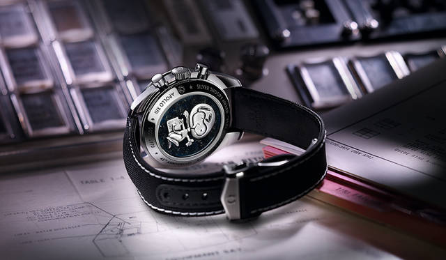 <strong>スピードマスターアポロ13号 45周年記念 スヌーピー アワード</strong><br />ケース｜ステンレススチール＋ブラックセラミックベゼル<br />直径｜42mm<br />ムーブメント｜手巻き（Cal.1861）<br />機能｜クロノグラフ（30分積算計、12時間積算計）<br />ストラップ｜コーデットナイロン<br />防水｜50ｍ<br />限定数｜世界限定1970本<br />価格｜76万6800円