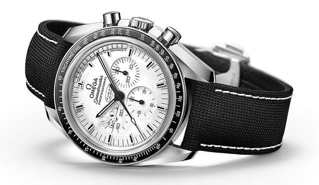 <strong>スピードマスターアポロ13号 45周年記念 スヌーピー アワード</strong><br />ケース｜ステンレススチール＋ブラックセラミックベゼル<br />直径｜42mm<br />ムーブメント｜手巻き（Cal.1861）<br />機能｜クロノグラフ（30分積算計、12時間積算計）<br />ストラップ｜コーデットナイロン<br />防水｜50ｍ<br />限定数｜世界限定1970本<br />価格｜76万6800円