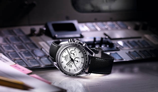 <strong>スピードマスターアポロ13号 45周年記念 スヌーピー アワード</strong><br />ケース｜ステンレススチール＋ブラックセラミックベゼル<br />直径｜42mm<br />ムーブメント｜手巻き（Cal.1861）<br />機能｜クロノグラフ（30分積算計、12時間積算計）<br />ストラップ｜コーデットナイロン<br />防水｜50ｍ<br />限定数｜世界限定1970本<br />価格｜76万6800円