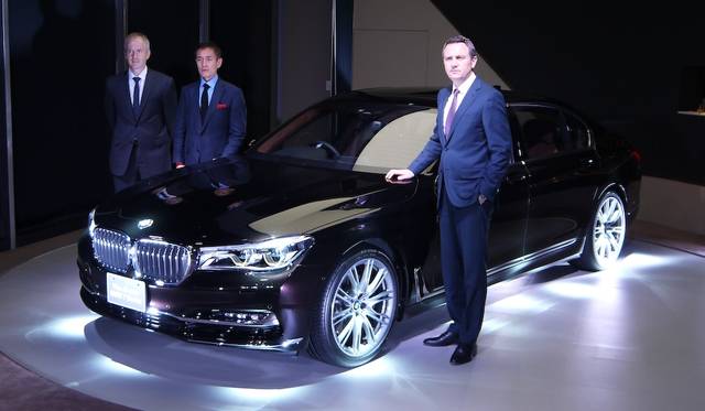 人物左から、ビー・エム・ダブリュー株式会社（日本法人）デベロップメント・ジャパン本部長ルッツ・ロートハルト氏、BMWデザイン部門エクステリア クリエイティブ ディレクター永島譲二氏、ビー・エム・ダブリュー株式会社代表取締役社長ペーター・クロンシュナーブル氏