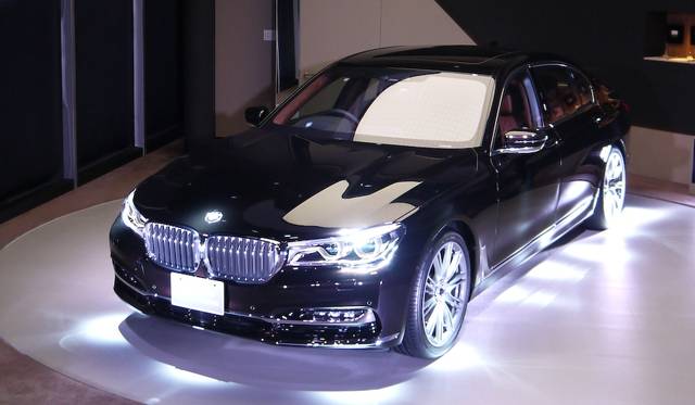 発表会場に展示されてたのは、パーソナライゼーションプログラムBMW Indivisualが施された740Li