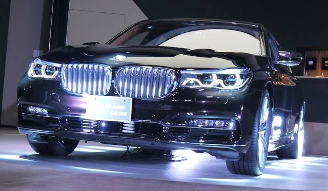 発表会場に展示されてたのは、パーソナライゼーションプログラムBMW Indivisualが施された740Li