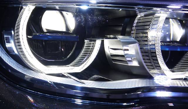 中央に水平に走る青いアクセントの下半分、四角い部分がレーザーライト