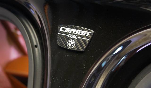 ドアを開けると、Bピラーに、カーボンコアのプレートがあらわれる