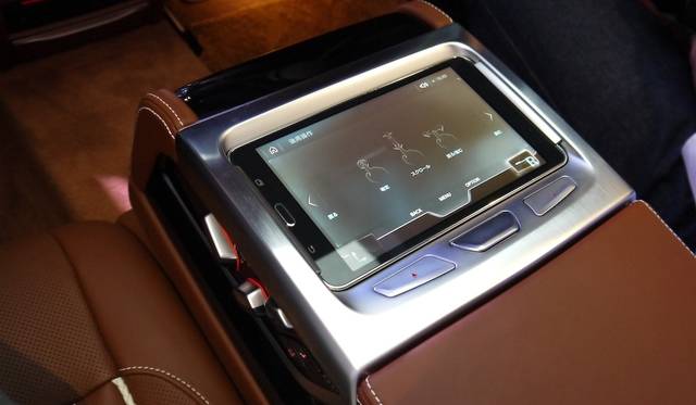 後席用の取り外し可能なタブレット型コントローラーが設置される