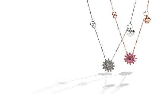 ネックレス 左：45万3600円、右：ネックレス 37万8000円