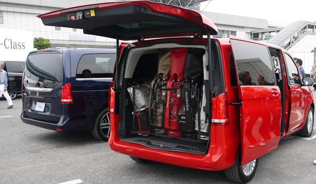 広大なラゲージスペースには、ゴルフバッグを縦に積載することも可能