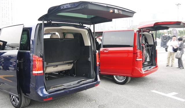 手前がV 220 d ロング、奥はV 220 d