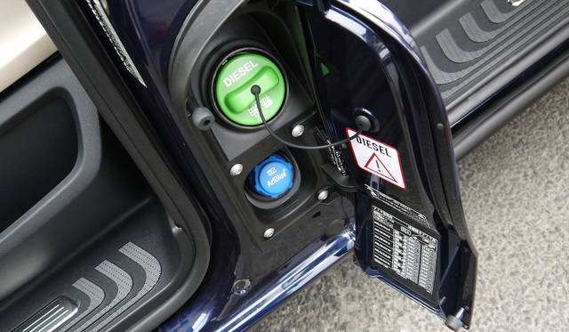 給油口は左側面にそなわる。尿素SCRの素材であるAdBlueは、ディーラーで定期的に注ぎ足しができる