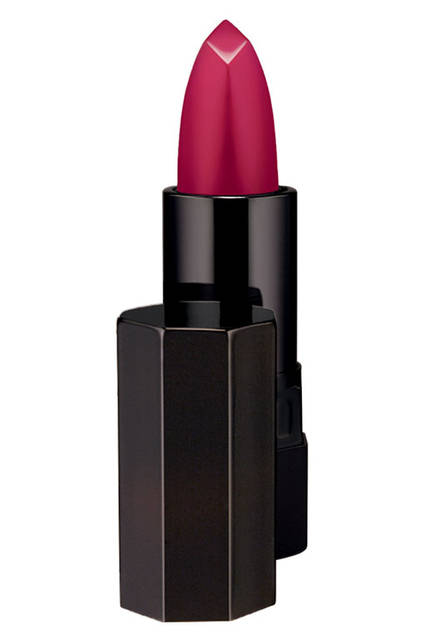 <strong>SERGE LUTENS｜セルジュ・ルタンス</strong><br />口紅「ファーアレーブル」#11 　唇はあなたの激情を駆り立てるカーディナルレッド　9180円[2.3g]、レフィル4320円