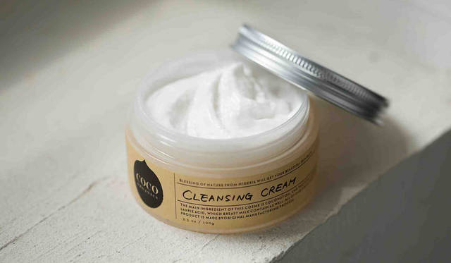 <strong>COCO ORGANICS｜ココオーガニック</strong><br />肌に優しい洗浄成分であるココナッツとパーム由来の成分で、落ちにくいメイクや毛穴汚れもしっかりオフしながら、肌にうるおいを与えるクレンジングクリーム。適量（マスカット一粒大）を手に取り、両手のひらを擦り合わせ、温めて使用する。お薦めの使い方は、洗い流さずに、蒸しタオルを顔にあて、毛穴を開かせた後、優しく拭き取ることで、よりお肌がしっとりする。「クレンジングクリーム」4968円[100g]