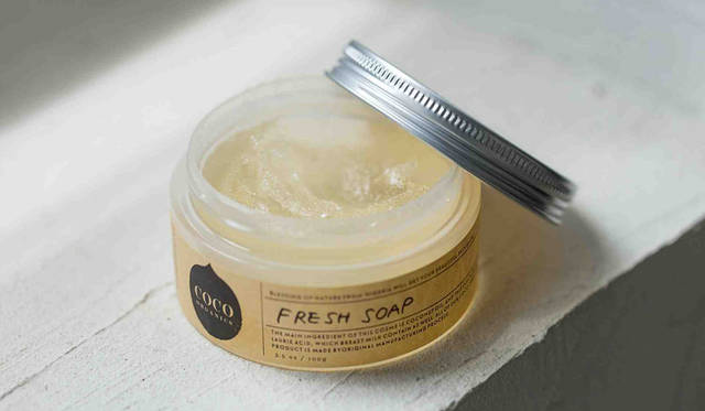 <strong>COCO ORGANICS｜ココオーガニック</strong><br />ココナッツオイルを加熱せず、低温で鹼（けん）化するという製法にこだわった、クリームのようなやわらかいテクスチャーの生石けん。泡立ちと洗浄力に優れ、肌を優しく洗い上げる。「フレッシュソープ」4968円[100g]