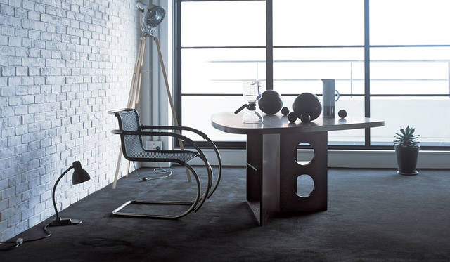 アクタス　スタジオプルーヴェ「M21 DINING TABLE」、ミース・ヴァン・デル・ローエ「D42 ARM CHAIR」　http://www.actus-interior.com/