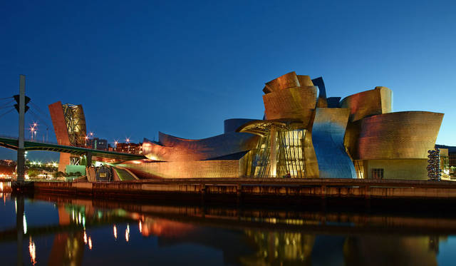 企画展「建築家 フランク・ゲーリー展 “I Have an Idea”」　「ゲーリー建築のマスターピース」　ビルバオ・グッゲンハイム美術館（スペイン・ビルバオ、1997）　FMGB Guggenheim Bilbao Museoa, 2015（Photo: Erika Barahona Ede）