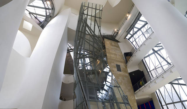 企画展「建築家 フランク・ゲーリー展 “I Have an Idea”」　「ゲーリー建築のマスターピース」　ビルバオ・グッゲンハイム美術館（スペイン・ビルバオ、1997）　FMGB Guggenheim Bilbao Museoa, 2015（Photo: Erika Barahona Ede）