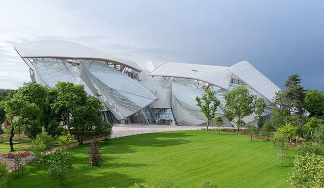 企画展「建築家 フランク・ゲーリー展 “I Have an Idea”」　「ゲーリー建築のマスターピース」　ルイ・ヴィトン財団（フランス・パリ、2014）　Photo:Iwan Baan