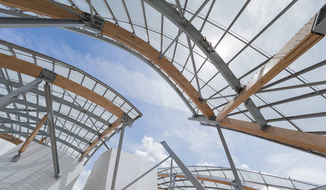 企画展「建築家 フランク・ゲーリー展 “I Have an Idea”」　「ゲーリー建築のマスターピース」　ルイ・ヴィトン財団（フランス・パリ、2014）　Photo:Iwan Baan