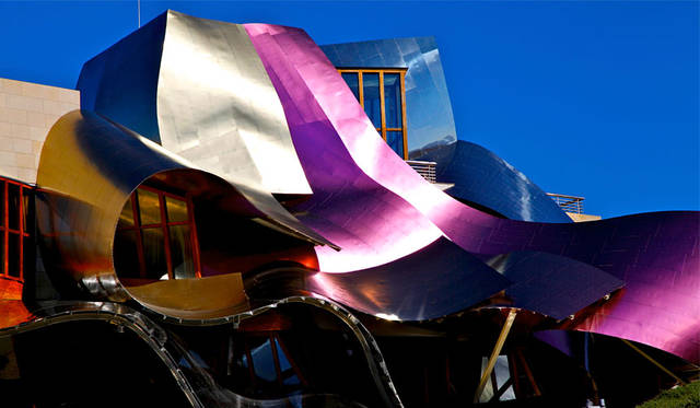 企画展「建築家 フランク・ゲーリー展 “I Have an Idea”」　「アイデアの実現」　日本企業による発色チタンの使用　Photo:Marqués de Riscal