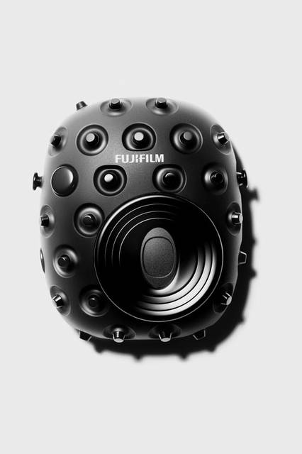 <strong>AXIS｜アクシスギャラリー</strong><br />「愛のコンティニュアスデザイン」展　富士フイルム「チェキ」　インスタントカメラの楽しみ方を再定義し、あらたな写真文化を創出したチェキのコンセプトデザイン。世界中の若者たちのファッションアイテムとなっている状況に触発され、ファッションにおける定番のアイコンといえるスタッズを取り入れることとした。一見すると手に持つことを戸惑わせる外観でありながら、どこを持ってもしっかりとつかめ、同時にスタッズが本体を守るクッションになり、シャッターボタンなども兼ねる、必然性を伴ったデザインとなっている。製品化を仮定し、富士フイルムデザインセンターがパッケージをデザインした　Photo by AOKI Michinori