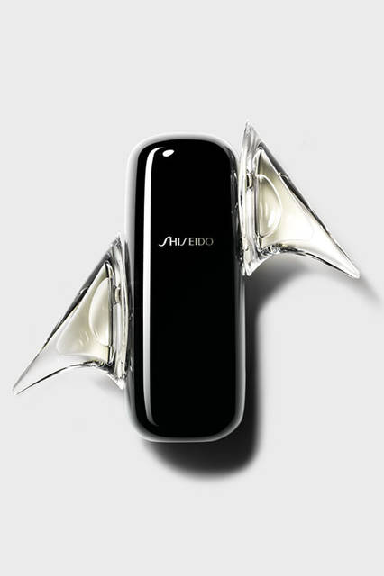 <strong>AXIS｜アクシスギャラリー</strong><br />「愛のコンティニュアスデザイン」展　資生堂「ホワイトローズナチュラル」　発売から60周年を迎えた香水「ホワイトローズナチュラル」のボトルをデザイン。商品名でもある白薔薇を表現する要素として、従来の花ではなく棘に着目。若い薔薇の柔らかく透明感のある棘をモチーフとすることで、ホワイトローズの清々しく幻想的なイメージを踏襲しつつ、そこに芯の通った性格を与えた。ボトルのデザインに合わせてあらたな香りを試作することとなり、資生堂のチーフパフューマー、堀田龍志氏の手により、棘のイメージが加わったフレッシュで生命感のある香りが生み出された。オリジナルの香りは、期間限定で会場内でのみ嗅ぐことができる　Photo by AOKI Michinori