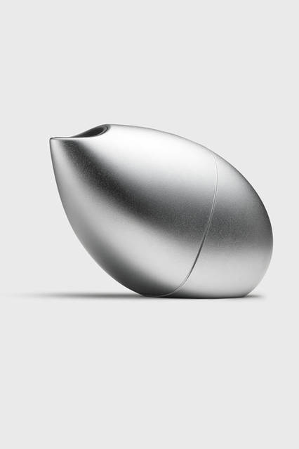 <strong>AXIS｜アクシスギャラリー</strong><br />「愛のコンティニュアスデザイン」展　象印マホービン「魔法瓶」　高い品質で世界的な定番となっている象印の魔法瓶。その品質を生かすあたらしい使い勝手と、生活空間における存在感の刷新を目指したデザインである。注ぐ際の手首への負担を減らすためにあらかじめ傾いた形状にしつつ、必要な要件をハンドルのない一体の造形にまとめることで、抽象彫刻のような存在感を与えた。モデル（ゴールドおよびシルバー）の完成後、象印が誇るガラス製の中瓶をボトルシップのように見せる透明バージョンの企画が立ち上がり、本展にあわせ、あらたなコンセプトモデルを制作した　Photo by AOKI Michinori