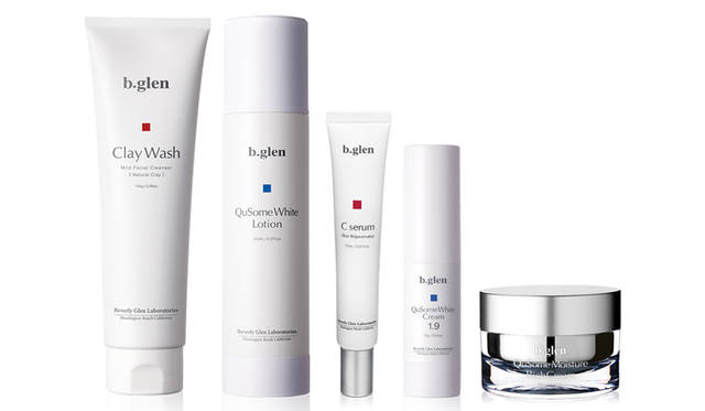 <strong>ホワイトケア プログラム</strong><br />独自のホワイトプログラムで、明るさ際立つ透明美肌へ。クレイウォッシュ 150g / QuSomeホワイトローション 150mL / Cセラム 15mL / QuSomeホワイトクリーム1.9 15g / QuSomeモイスチャーリッチクリーム 30g