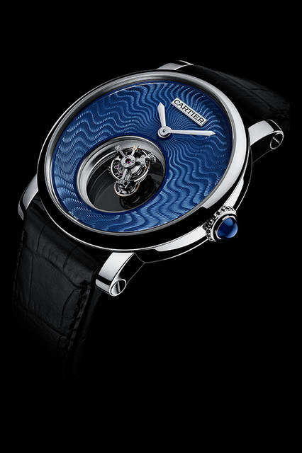 <strong>ロトンド ドゥ カルティエ ミステリアス ダブル トゥールビヨン</strong><br />ケース｜プラチナ<br />直径｜45mm<br />ムーブメント｜手巻き（Cal.9454 MC）<br />パワーリザーブ｜約52時間<br />防水｜3気圧<br />機能｜ミステリアス ダブル トゥールビヨン<br /><br />Vincent Wulveryck Ⓒ Cartier