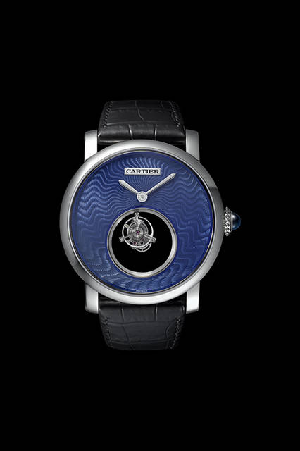 <strong>ロトンド ドゥ カルティエ ミステリアス ダブル トゥールビヨン</strong><br />ケース｜プラチナ<br />直径｜45mm<br />ムーブメント｜手巻き（Cal.9454 MC）<br />パワーリザーブ｜約52時間<br />防水｜3気圧<br />機能｜ミステリアス ダブル トゥールビヨン<br /><br />Vincent Wulveryck Ⓒ Cartier