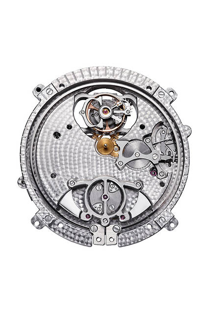 <strong>ロトンド ドゥ カルティエ ミニッツ リピーター フライング トゥールビヨン</strong><br />ケース｜チタン<br />直径｜45mm<br />ムーブメント｜手巻き（Cal.9402 MC）<br />パワーリザーブ｜約50時間<br />防水｜3気圧防水<br />機能｜ミニッツ リピーター、フライング トゥールビヨン<br />価格｜要問い合わせ<br /><br />© Cartier