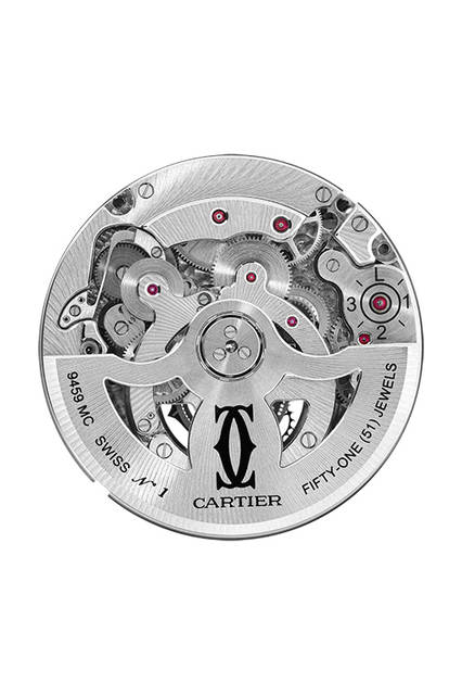 <strong>ロトンド ドゥ カルティエ アストロカレンダー トゥールビヨン</strong><br />ケース｜プラチナ<br />直径｜45mm<br />ムーブメント｜自動巻き（Cal.9459 MC）<br />パワーリザーブ｜約50時間<br />防水｜3気圧防水<br />機能｜トゥールビヨン、円型ディスプレイ式永久カレンダー<br />限定数｜5セット（セット販売のみ）<br /><br />© Cartier