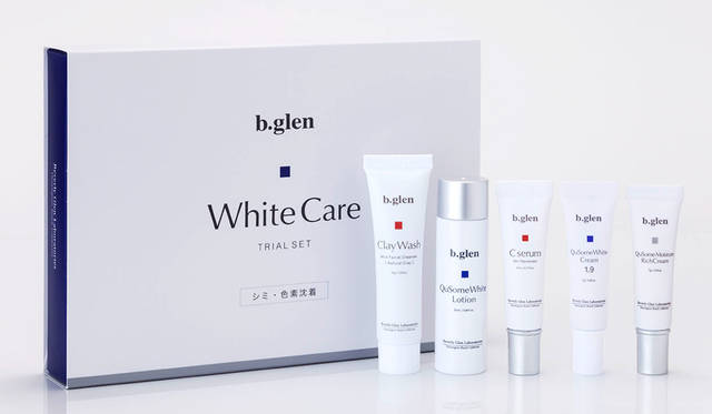 <strong>ホワイトケア トライアルセット　1944円</strong><br />独自のホワイトプログラムで、明るさ際立つ透明美肌へ。クレイウォッシュ (15g) / QuSomeホワイトローション (20mL) / Cセラム (5mL) / QuSomeホワイトクリーム1.9(5g) / QuSomeモイスチャーリッチクリーム (7g)