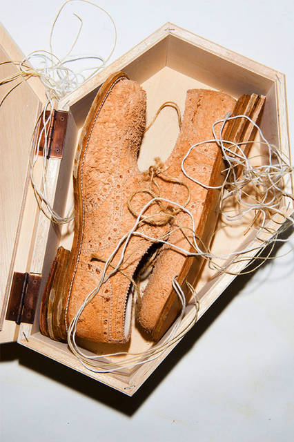 <strong>H? Katsukawa from Tokyo｜エイチ カツカワ フロム トウキョウ</strong><br />特製の棺桶型の箱入り