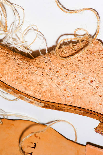 <strong>H? Katsukawa from Tokyo｜エイチ カツカワ フロム トウキョウ</strong><br />「JAPAN靴博2015」に出展されるオリジナル素材のニベ革「土に還る靴」