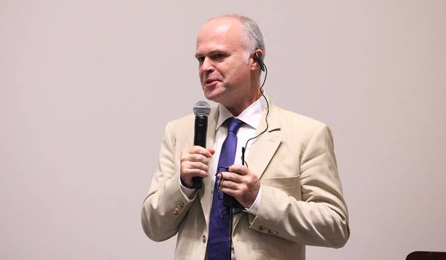 鉱物学者のフランソワ・ファルジュ教授