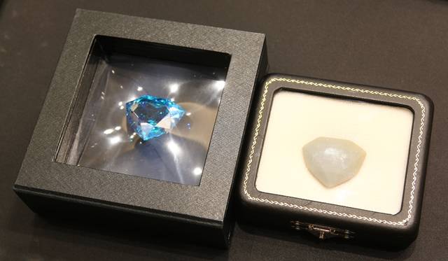 （左より）ブルーダイヤモンドのレプリカ、ダイヤモンドの形とされる鉛の模型のレプリカ