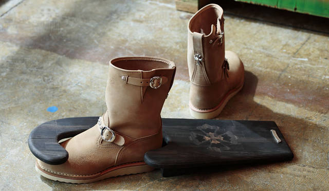 <strong>CHROME HEARTS｜クロムハーツ</strong><br />「CHROME HEARTS×WESCO BOOTS Custom Order Show」ブーツジャック 104万40円、オーダー参考価格「ブーツ」59万4000円（写真はオーダーの一例）