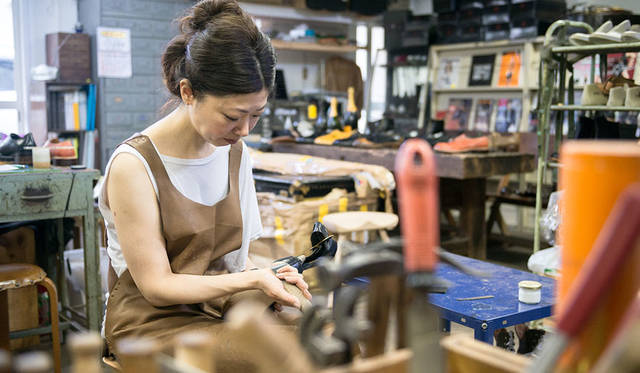 <strong>ISETAN MEN’S｜イセタンメンズ</strong><br />ご自身の工房にて。シューズデザイナー横尾直さん