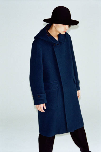 <strong>URU｜ウル</strong><br /><strong>2015-16年 秋冬コレクション</strong>　アウター9万9360円、パンツ3万240円、ハット2万5920円