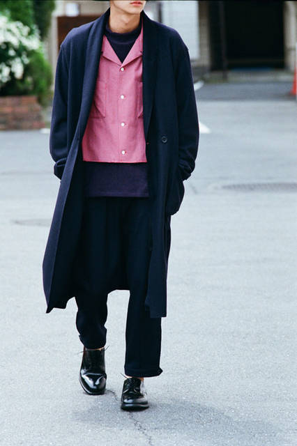 <strong>URU｜ウル</strong><br /><strong>2015-16年 秋冬コレクション</strong>　アウター5万8330円、シャツ2万3760円、カットソー1万7280円、パンツ3万240円