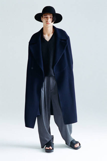 <strong>URU｜ウル</strong><br /><strong>2015-16年 秋冬コレクション</strong>　アウター12万9600円、シャツ2万520円、パンツ3万2400円、ハット2万5920円、ネックレス1万800円