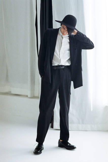 <strong>URU｜ウル</strong><br /><strong>2015-16年 秋冬コレクション</strong>　アウター4万3200円、シャツ2万1600円、パンツ2万7000円、ハット2万5920円