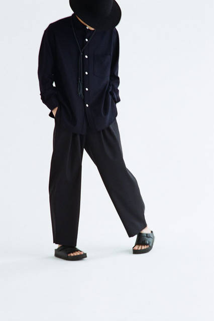 <strong>URU｜ウル</strong><br /><strong>2015-16年 秋冬コレクション</strong>　シャツ2万5920円、パンツ3万2400円、ハット2万5920円、ネックレス1万800円