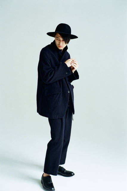 <strong>URU｜ウル</strong><br /><strong>2015-16年 秋冬コレクション</strong>　アウター6万6960円、パンツ3万6720円、ハット2万5920円