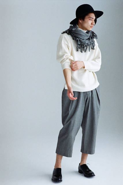 <strong>URU｜ウル</strong><br /><strong>2015-16年 秋冬コレクション</strong>　ニット3万2400円、パンツ2万4840円、ハット2万5920円、ストール1万6200円
