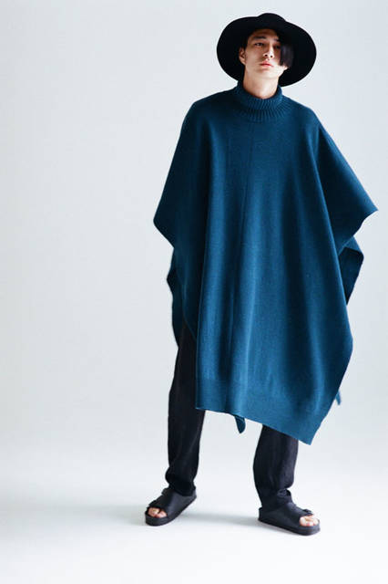 <strong>URU｜ウル</strong><br /><strong>2015-16年 秋冬コレクション</strong>　ニット4万5360円、パンツ2万8080円、ハット2万5920円