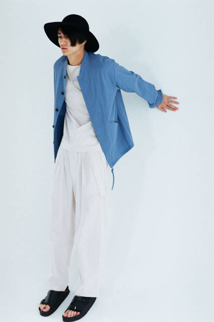 <strong>URU｜ウル</strong><br /><strong>2015-16年 秋冬コレクション</strong>　アウター3万2400円、パンツ2万7000円、カットソー1万2960円、ハット2万5920円