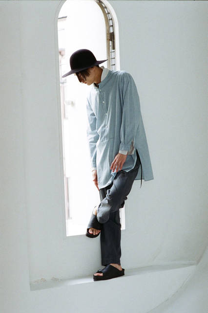 <strong>URU｜ウル</strong><br /><strong>2015-16年 秋冬コレクション</strong>　シャツ2万1600円、シャツ2万2680円、パンツ2万8080円、ハット2万5920円